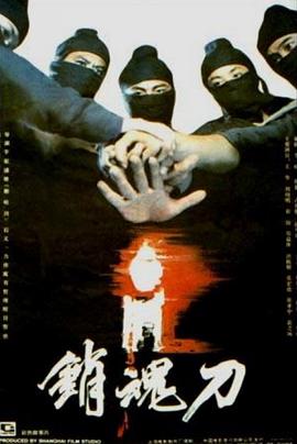 《公公和儿媳》剧照：周德望独自坐在沙发一角